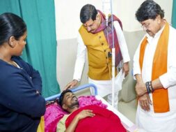 अस्वस्थ का हाल चाल लेते सीएम मोहन यादव