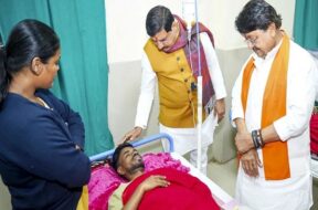 अस्वस्थ का हाल चाल लेते सीएम मोहन यादव