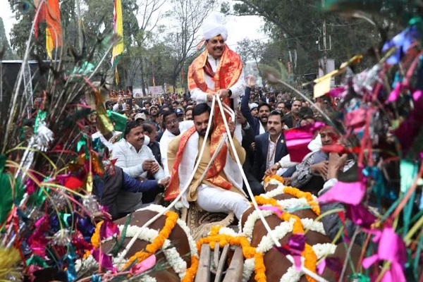 मध्य प्रदेश : बैलगाड़ी चलाकर राहगीरी कार्यक्रम में पहुंचे सीएम डॉ. मोहन यादव, सांस्कृतिक कार्यक्रम की छटा बिखरी
