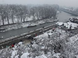 कश्मीर घाटी में बर्फबारी