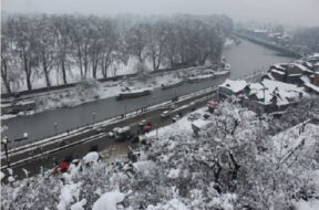 कश्मीर घाटी में बर्फबारी