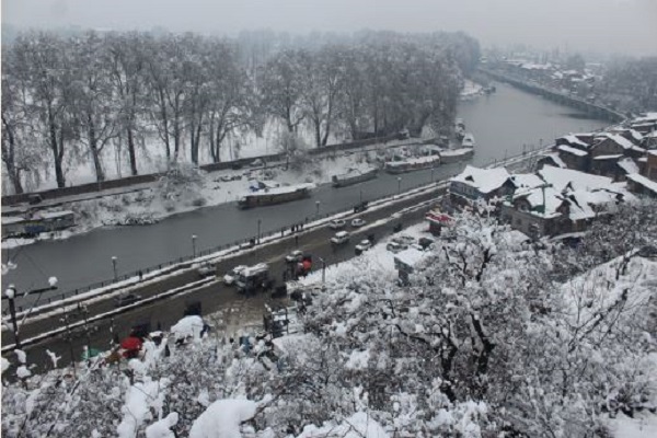 कश्मीर घाटी में हिमपात : श्रीनगर-जम्मू नेशनल हाईवे खोला गया, एयरपोर्ट से बर्फ हटाने का काम जारी