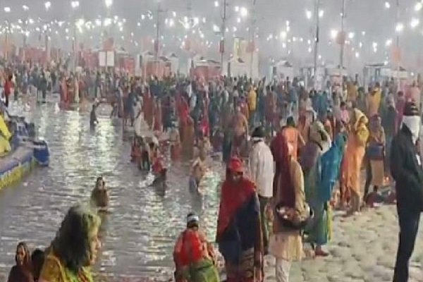 मकर संक्रांति पर गंगासगार मेले में उमड़ी भीड़, लाखों श्रद्धालुओं ने लगाई आस्था की डुबकी