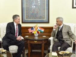 जयशंकर व स्टीव डेनिस की मुलाकात