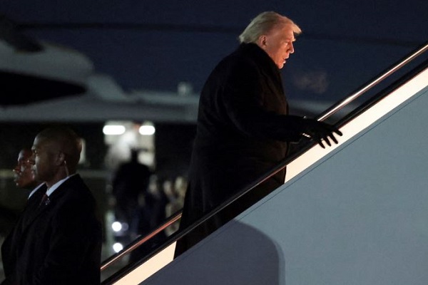 दावोस जाते वक्त डोनाल्ड ट्रंप के एयर फोर्स वन प्लेन में तकनीकी खराबी, अमेरिकी राष्ट्रपति को लौटना पड़ा