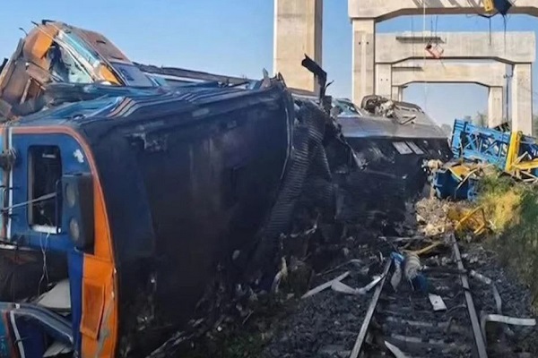 थाईलैंड में हादसा – चलती ट्रेन पर क्रेन गिरने से 22 यात्रियों की मौत, 30 से ज्यादा घायल