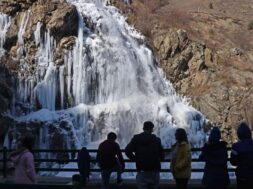 द्रंग झरना जम गया