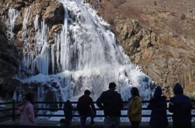 द्रंग झरना जम गया