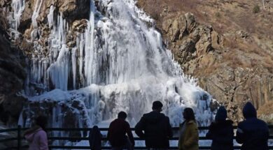 द्रंग झरना जम गया