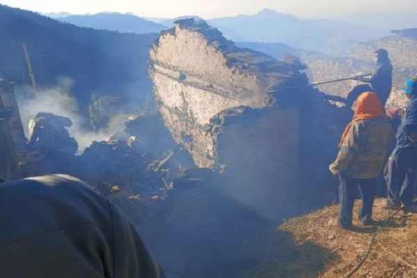 उत्तराखंड : चमोली प्रशासन हाई अलर्ट पर, नंदा देवी वन में लगी आग पर काबू पाने के लिए हेलीकॉप्टर तैनात