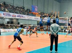 पुरुष टीमों के बीच मुकाबला