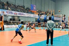 पुरुष टीमों के बीच मुकाबला