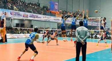 पुरुष टीमों के बीच मुकाबला