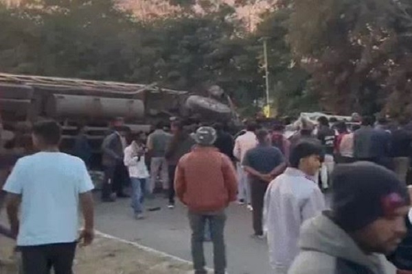 गुजरात : बनासकांठा में दर्दनाक सड़क हादसा, ट्रक-SUV टक्कर में 6 लोगों की मौत, 3 अन्य घायल