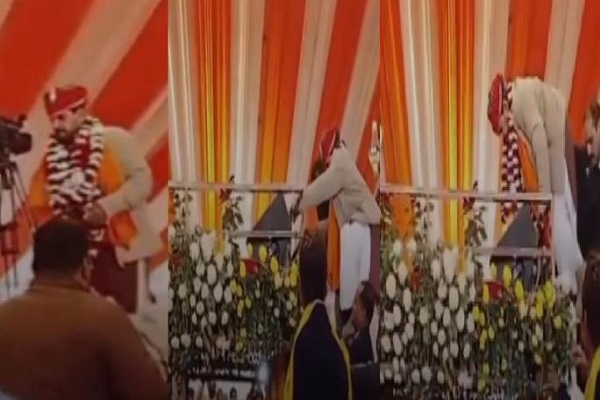 यूपी : मंच पर मुंह के बल गिर पड़े पूर्व WFI चेयरमैन बृजभूषण सिंह, भाजपा नेता का सोशल मीडिया पर उड़ रहा मजाक