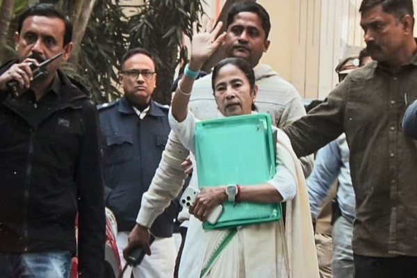 बंगाल में सियासी भूचाल : I-PAC दफ्तर में ED की छापेमारी के दौरान पहुंचीं सीएम ममता, अहम दस्तावेज साथ ले गईं