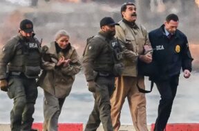 मादुरो व उनकी पत्नी को कोर्ट ले जाते सुरक्षाकर्मी