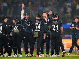 विकेट का जश्न मनाते कीवी