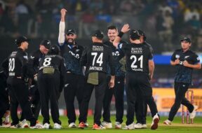 विकेट का जश्न मनाते कीवी