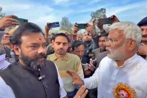 यूपी : समस्याओं को लेकर भाजपा विधायक बृजभूषण ने मंत्री स्वतंत्र देव का काफिला रोका, सरेआम हुई नोकझोंक