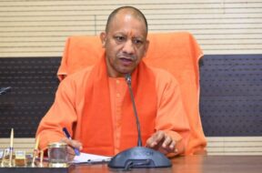 सीएम योगी की वाराणसी में समीक्षा बैठक
