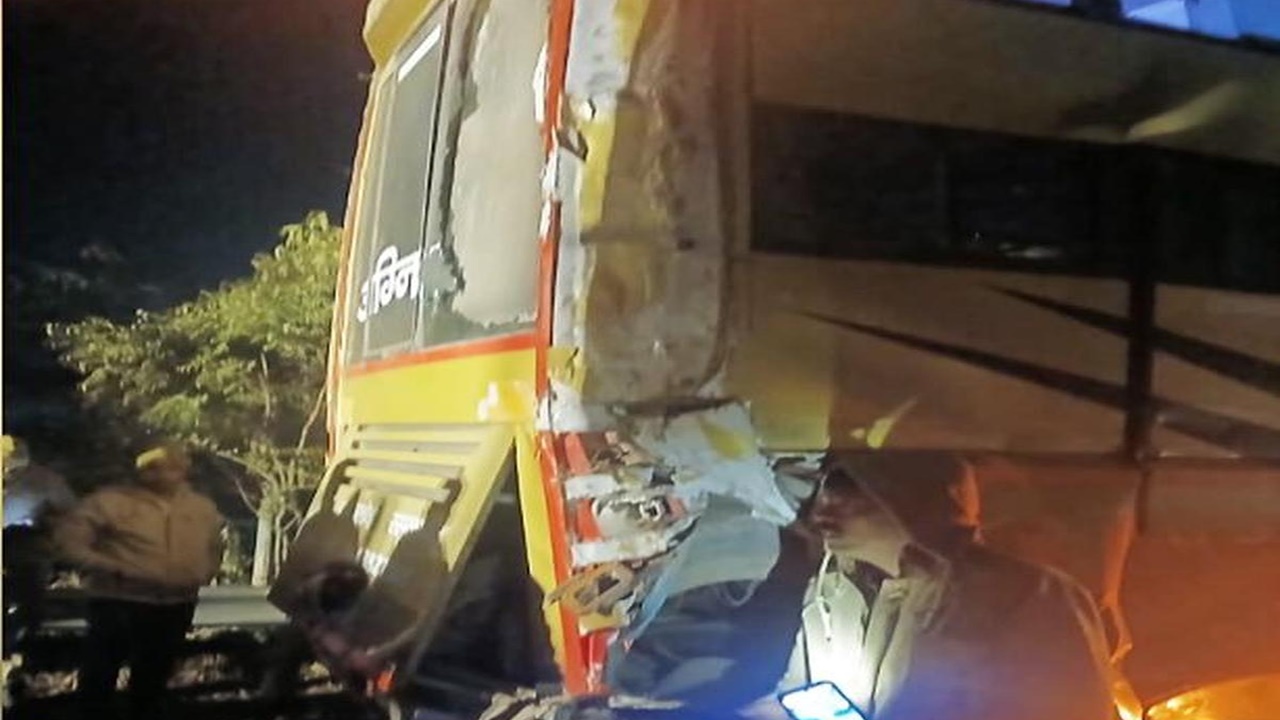 मथुरा में यमुना एक्सप्रेसवे पर भीषण हादसा : ट्रक-बस की टक्कर में 6 यात्रियों की मौत, एक घायल