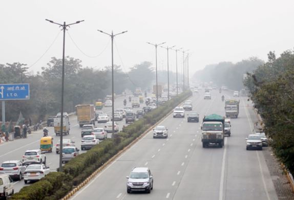 दिल्ली की वायु गुणवत्ता ‘मॉडरेट’ कैटेगरी में पहुंची, कई इलाकों में बना हुआ है स्मॉग