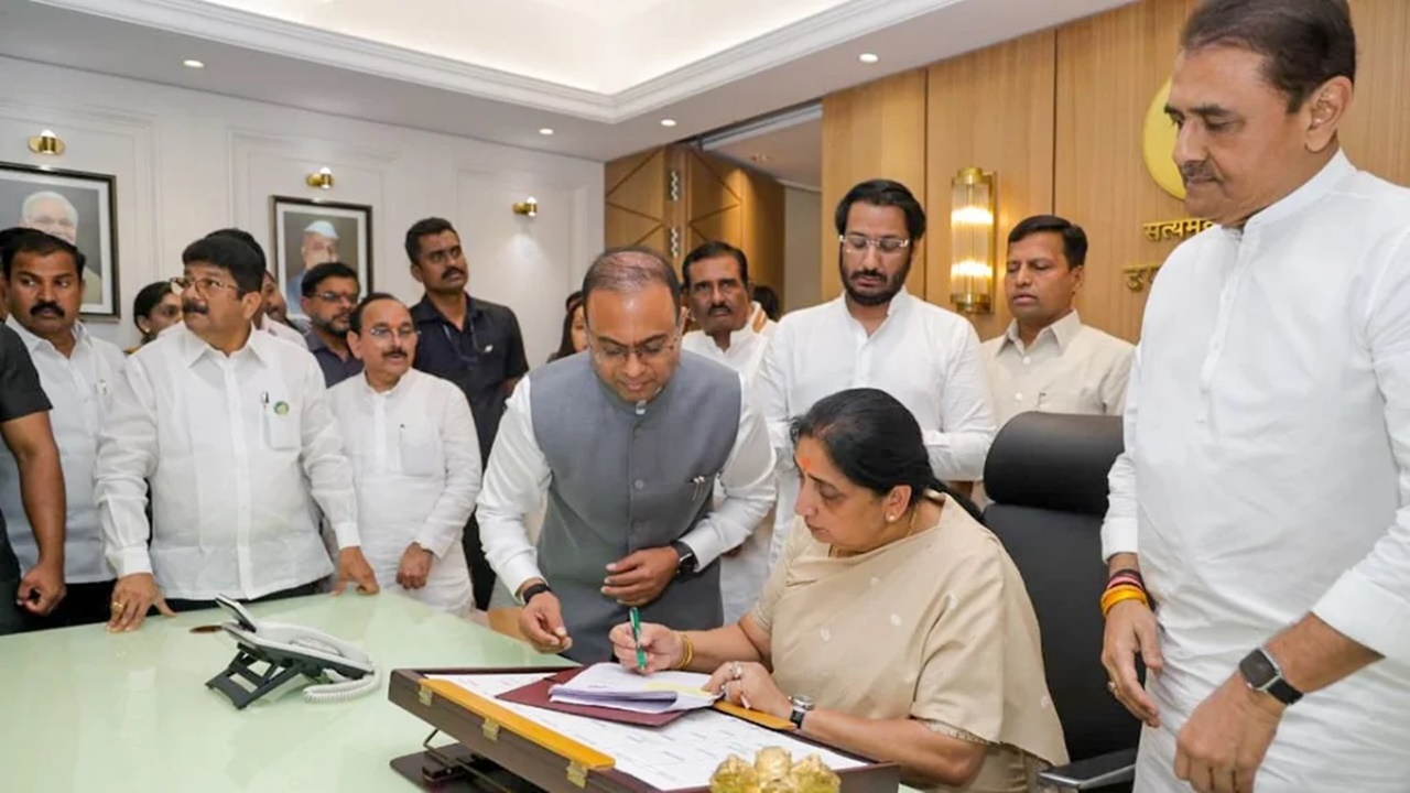 सुनेत्रा पवार ने संभाला महाराष्ट्र की पहली महिला डिप्टी सीएम का पदभार, कहा- दादा की जगह कोई नहीं ले सकता