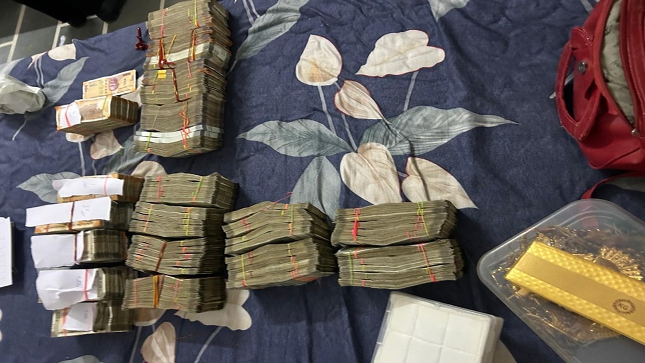 राजस्थान में करोड़पति कनिष्ठ सहायक पर ACB का शिकंजा : 75 लाख नकद और 1 किलो सोना बरामद, आय से 938 प्रतिशत अधिक संपत्ति का खुलासा