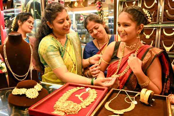 केंद्रीय बजट 2026 से पहले सोने-चांदी की कीमतों में बड़ी गिरावट, सिल्वर 9 प्रतिशत तक फिसली