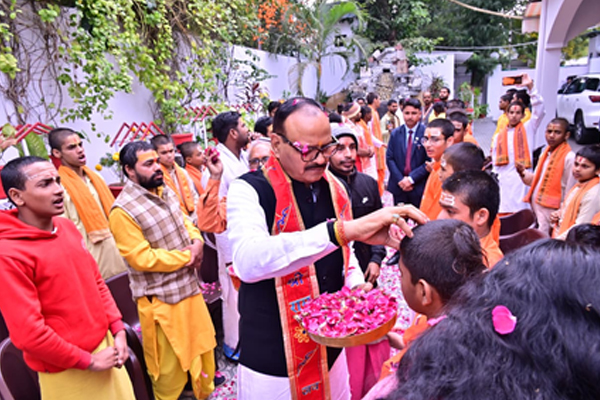 यूपी : ब्रजेश पाठक के आवास पर 101 बटुकों का सम्मान, शंकराचार्य विवाद के बीच लिया आशीर्वाद