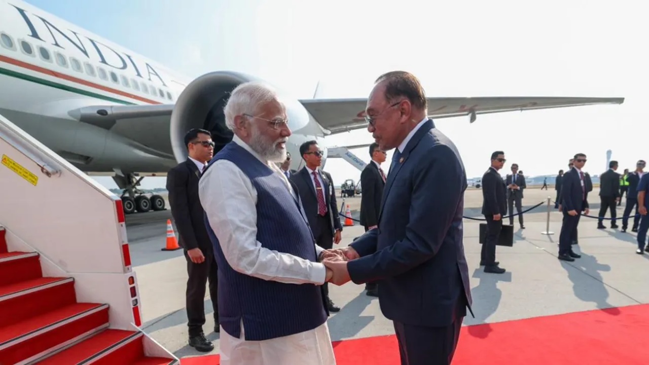 मलेशिया पहुंचे PM मोदी : कुआलालंपुर एयरपोर्ट पर प्रधानमंत्री अनवर इब्राहिम ने किया भव्य स्वागत