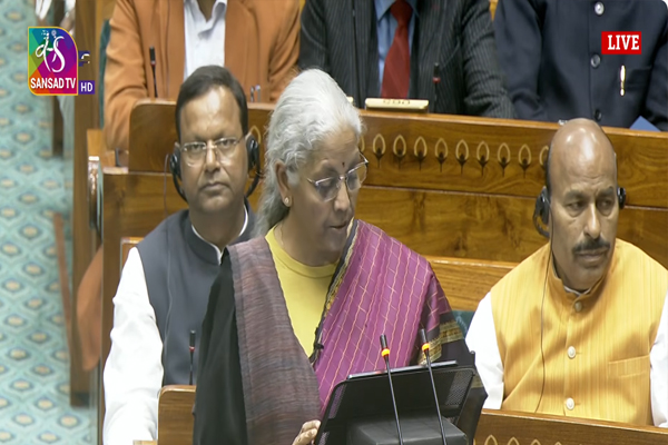 Union Budget 2026 : वित्त मंत्री सीतारमण संसद में पेश कर रहीं बजट : स्थिर अर्थव्यवस्था और आत्मनिर्भर भारत पर जोर