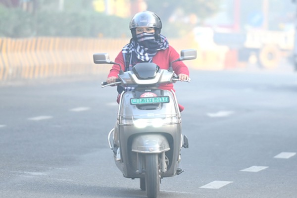 NCR में तेज हवाओं से हवा हुई साफ, कई इलाकों में AQI ऑरेंज और येलो जोन में पहुंचा