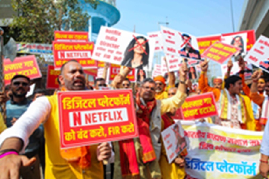 Ghooskhor Pandat: वेब सीरीज घूसखोर पंडत पर बढ़ा विवाद, डायरेक्टर के खिलाफ लखनऊ में एफआईआर दर्ज