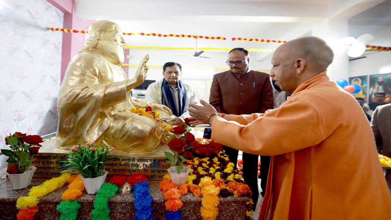 Sant Ravidas Jayanti : सीएम योगी ने संत रविदास की प्रतिमा का किया अनावरण, लोगों से की विकसित भारत के निर्माण में सहभागी बनने की अपील