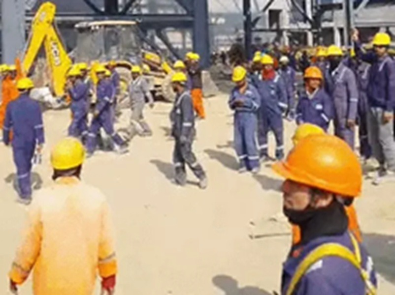 पानीपत रिफाइनरी बना रणक्षेत्र : प्रदर्शन कर रहे मजदूरों ने सुरक्षाबलों पर किया पथराव, गाड़ियों में की तोड़फोड़