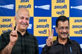 अरविंद केजरीवाल व मनीष सिसोदिया