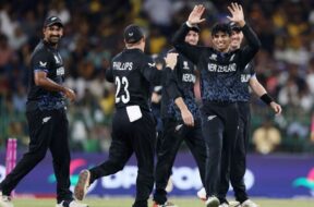 जीत की खुशी जाहिर करते कीवी खिलाड़ी