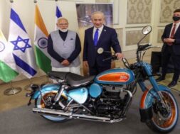 पीएम मोदी ने देखी प्रदर्शनी