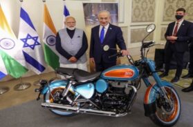 पीएम मोदी ने देखी प्रदर्शनी