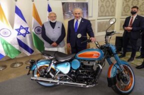 पीएम मोदी ने देखी प्रदर्शनी