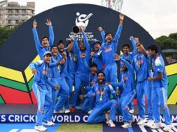 भारतीय टीम ट्रॉफी के साथ