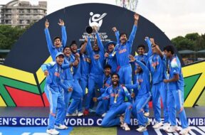 भारतीय टीम ट्रॉफी के साथ