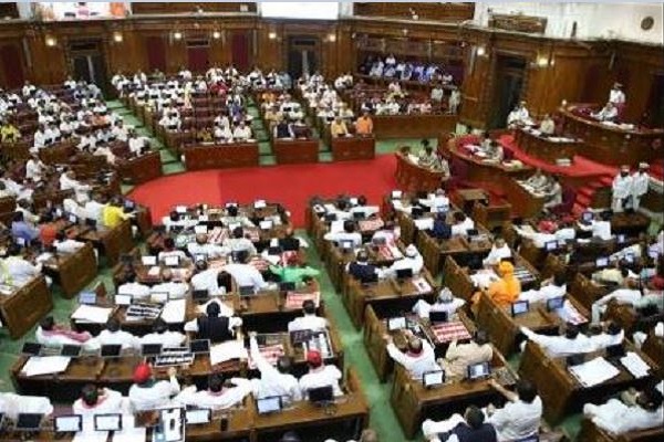 यूपी : विधानसभा में ऊर्जा मंत्री एके शर्मा और शिवपाल यादव में तीखी बहस, कानून व्यवस्था मुद्दे पर सपा का विधान परिषद से वॉकआउट