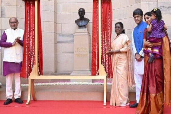 राष्ट्रपति भवन में सी. राजगोपालाचारी की प्रतिमा