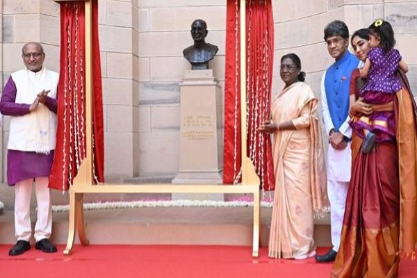 राष्ट्रपति भवन में एडविन लुटियंस की जगह अब सी. राजगोपालाचारी की प्रतिमा, राष्ट्रपति द्रौपदी मुर्मु ने किया अनावरण