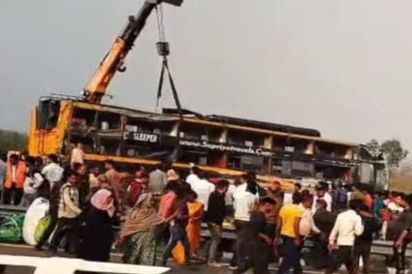 लखनऊ में हादसा : पूर्वांचल एक्सप्रेस-वे पर डबल डेकर बस पलटने से 7 की मौत, 40 से ज्यादा घायल