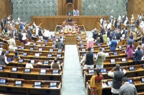 लोकसभा से आठ सांसद निलंबित