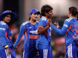 विकेट का जश्न मनाती भारतीय टीम